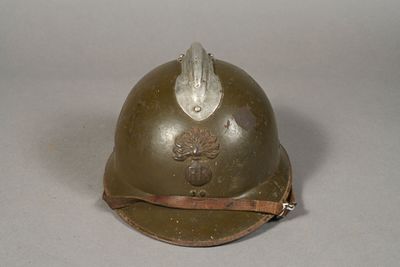 FRANCE. Casque ADRIAN 1926, Infanterie à insigne 1915, kaki …
