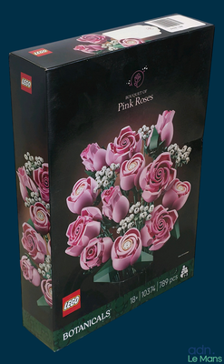 une boîte contenant un bouquet de roses roses