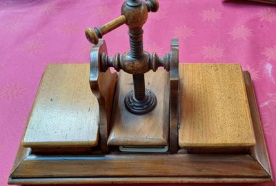 un bloc de bois surmonté d'un tuyau