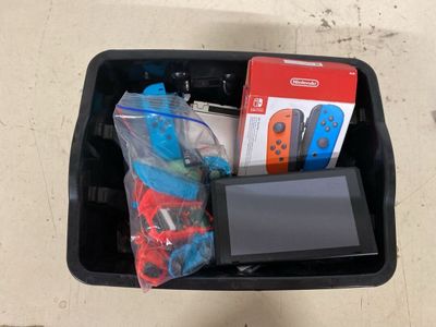 un boîtier noir contenant une console Nintendo Wii