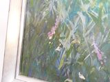 une photo d'un tableau accroché au mur près de la fenêtre