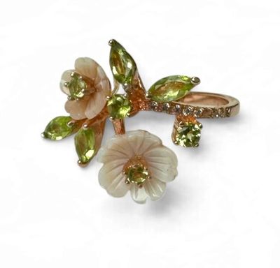une image montrant un gros plan d'une bague ornée de fleurs