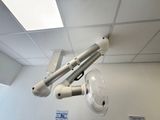 un équipement médical fixé au plafond dans une pièce