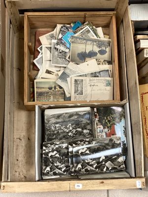 une boîte en bois remplie de vieilles photos et de cartes postales