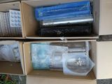 deux boîtes posées par terre, contenant chacune des objets différents
