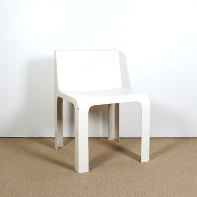 une chaise blanche posée devant un mur blanc
