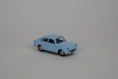 une petite voiture jouet posée sur une table