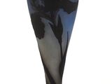 un vase noir et bleu orné d'une fleur