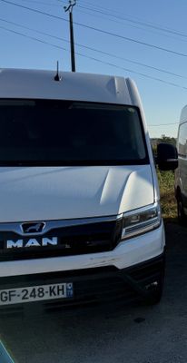 deux camionnettes garées l'une à côté de l'autre sur le bord de la route