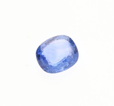 un saphir bleu sur fond blanc