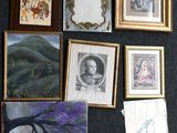 de nombreux tableaux accrochés au mur d'une pièce où sont accrochés des tableaux