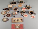 tout un tas de figurines miniatures posées sur une table