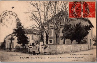 une carte postale sur laquelle on voit deux personnes debout devant un bâtiment