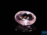 gros plan d'un diamant rose sur une surface noire