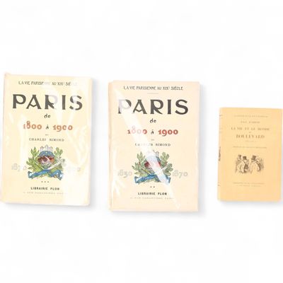 trois livres posés l'un à côté de l'autre sur une surface blanche