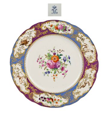 gros plan d'une assiette avec des fleurs sur une surface blanche