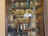 une vitrine contenant de nombreux types de verres différents