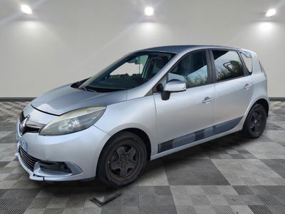 la photo d'une voiture argentée garée dans un garage