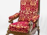 une chaise rouge et dorée posée sur un sol blanc