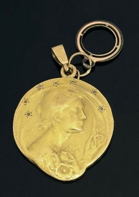 PENDENTIF en or jaune 750 mil. à profil de femme, piqué de petites ros - Photo 1