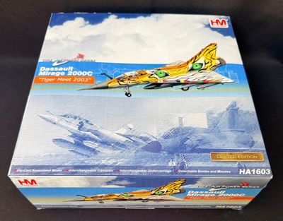 une boîte contenant une maquette d'avion