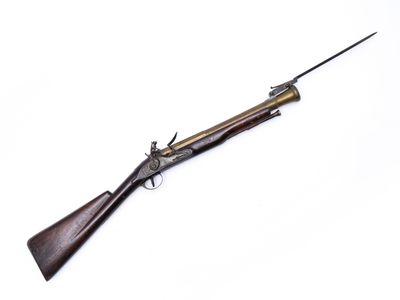 un vieux fusil avec un canon en bois et une poignée en métal