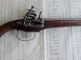 un vieux pistolet posé sur un livre, sur une table