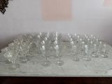 un grand nombre de verres à vin posés sur une table