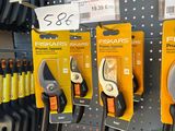 de nombreux types de pinces exposés dans un magasin