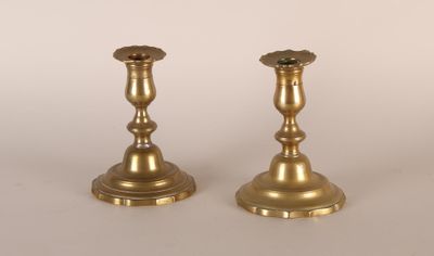 Paire de bougeoirs en laiton mouluré.