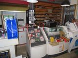 un comptoir proposant divers articles dans un magasin