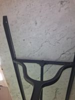 Table de type bistro à piétement en métal laqué noir et plat… (photo 4)