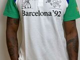 une photo d'un homme portant un polo blanc et vert