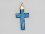 un gros plan d'une croix bleue sur une surface blanche