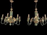 une paire de lustres verts et dorés avec des abat-jours en verre
