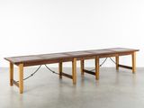 une image représentant une table en bois sur laquelle sont posés deux bancs