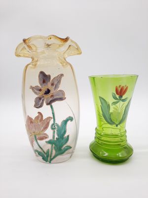 deux vases posés l'un à côté de l'autre sur une surface blanche