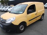 une camionnette jaune et noire garée sur un parking à côté d'autres voitures