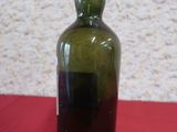 une bouteille d'alcool posée sur une table rouge