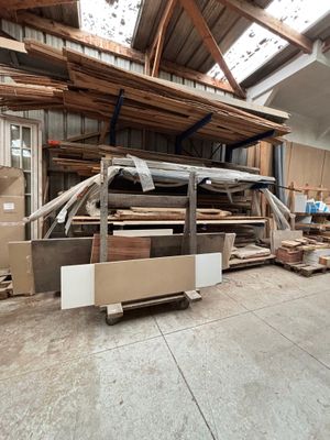 une grande pièce avec beaucoup de parquet