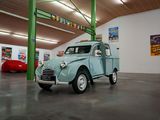 une petite voiture garée à l'intérieur d'un bâtiment