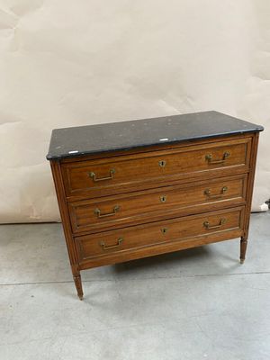 COMMODE en acajou ouvrant à trois tiroirs, pieds avant fusel…