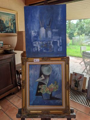 deux tableaux posés sur un chevalet dans le salon