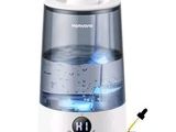 L'humidificateur est blanc et une lumière bleue en émane.