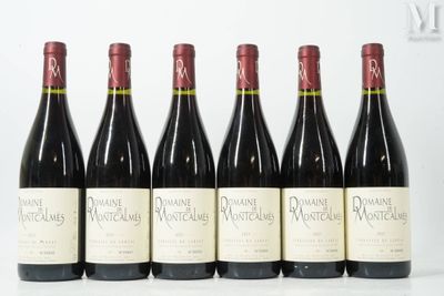 six bouteilles de vin sont alignées dans une rangée