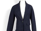 Ce manteau est en laine et possède un col à revers.