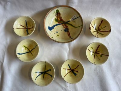 six bols ornés de libellules peintes, posés sur une table