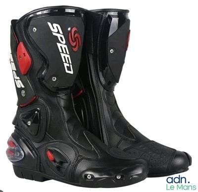un gros plan d'une paire de bottes de moto sur fond blanc