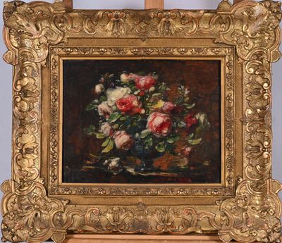 tableau représentant des fleurs dans un vase posé sur un chevalet, sur fond bleu
