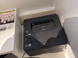 une imprimante posée sur un bureau dans un coin de la pièce